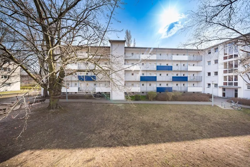 Helle 1-Z.-Wohnung mit Balkon und Tageslichtbad für Selbstrenovierer–WBS-Berechtigung (100 bis 140) — photo 1